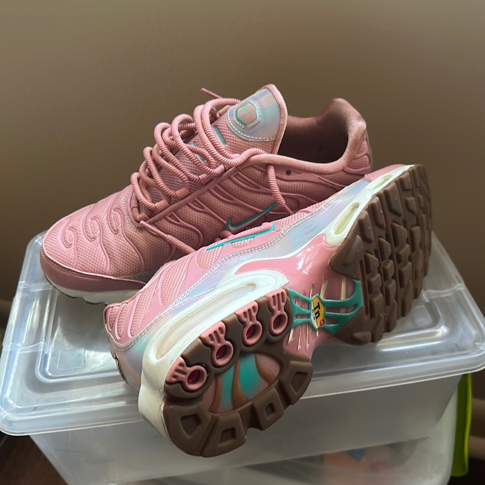 WOMEN AIRMAX PLUS/ Size 7